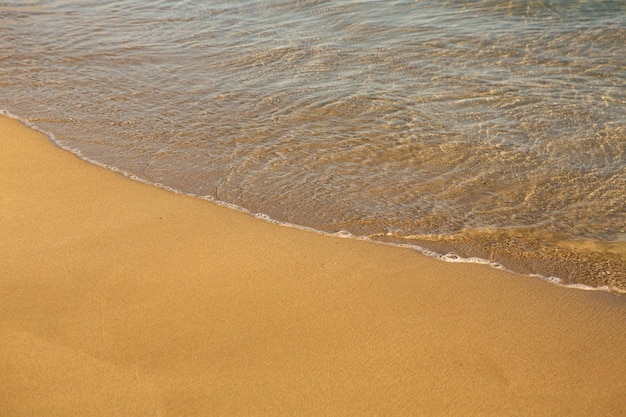 Fondo con arena dorada en la costa de la isla de Creta.