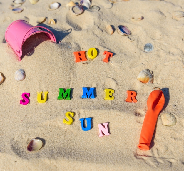Fondo en la arena con inscripciones de verano, sol, calor.