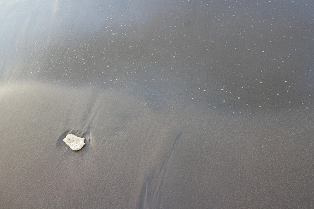 Fondo de arena con piedras para el verano. Textura de playa de arena. Tiro macro. copia espacio