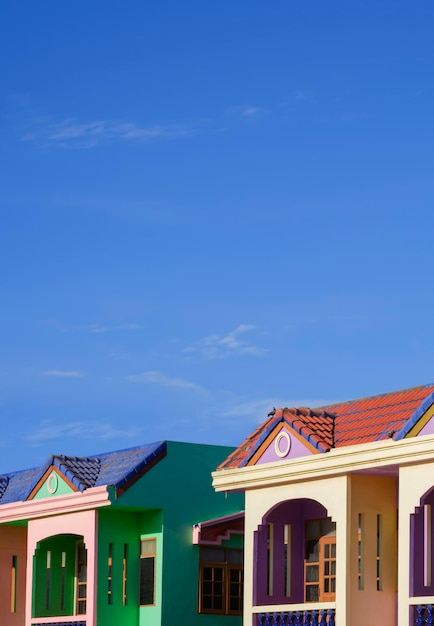 Fondo de arquitectura de las antiguas casas coloridas vintage contra el cielo azul en un estilo mínimo