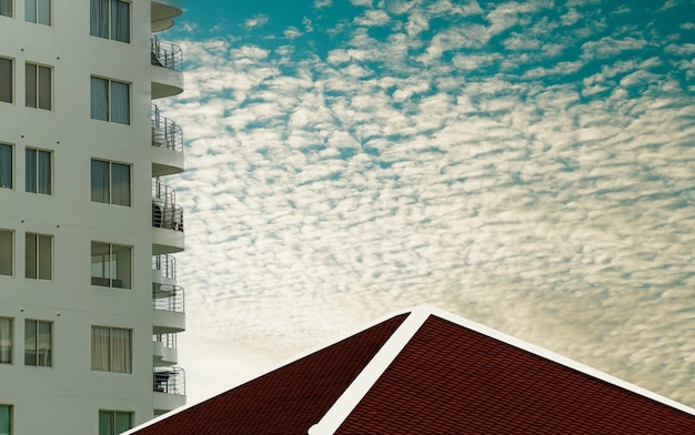 Fondo de arquitectura de edificio moderno blanco externo contra el cielo azul en perspectiva vista lateral y marco vertical