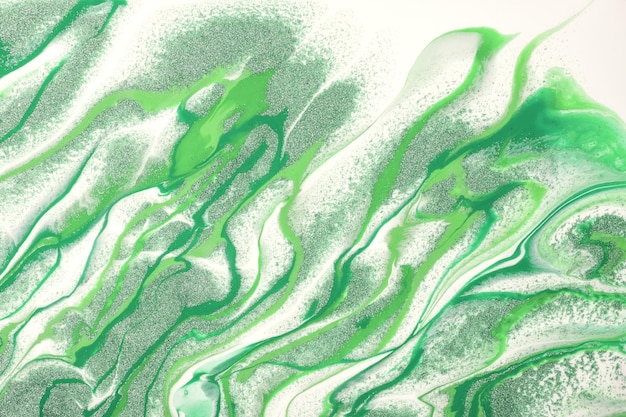 Fondo de arte fluido abstracto colores verde y blanco Mármol líquido Pintura acrílica sobre lienzo con líneas esmeralda brillantes y degradado Fondo de tinta de alcohol con patrón de ondas