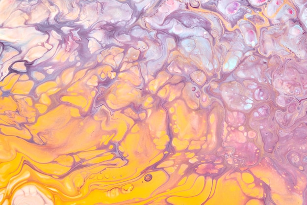 Fondo de arte fluido abstracto de hermoso patrón exclusivo Flujo de mezcla de pinturas amarillas lilas púrpuras que se mezclan Manchas y rayas de textura de tinta para impresión y diseño