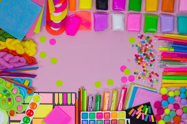 Foto fondo de arte multicolor sobre superficie rosadiseño femenino en rosa pastel espacio de trabajo plano maqueta del espacio de trabajo del artista