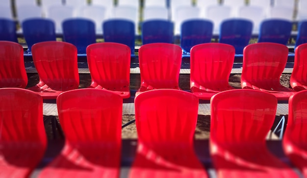 Fondo de asientos de estadio rojo y azul vacío