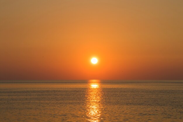 Fondo del atardecer, vista del atardecer del mar Negro y paisaje en Adjara, Georgia