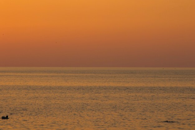 Fondo del atardecer, vista del atardecer del mar Negro y paisaje en Adjara, Georgia