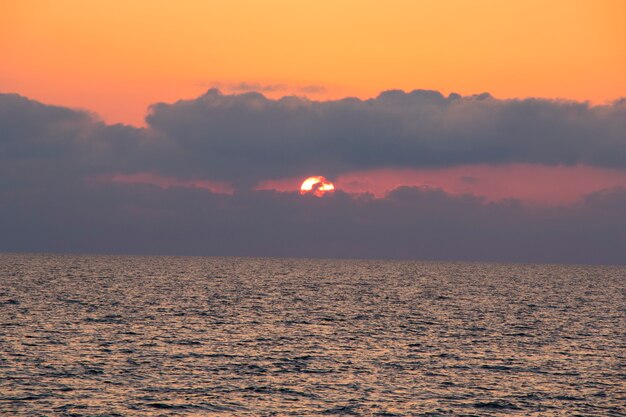 Fondo del atardecer, vista del atardecer del mar Negro y paisaje en Georgia