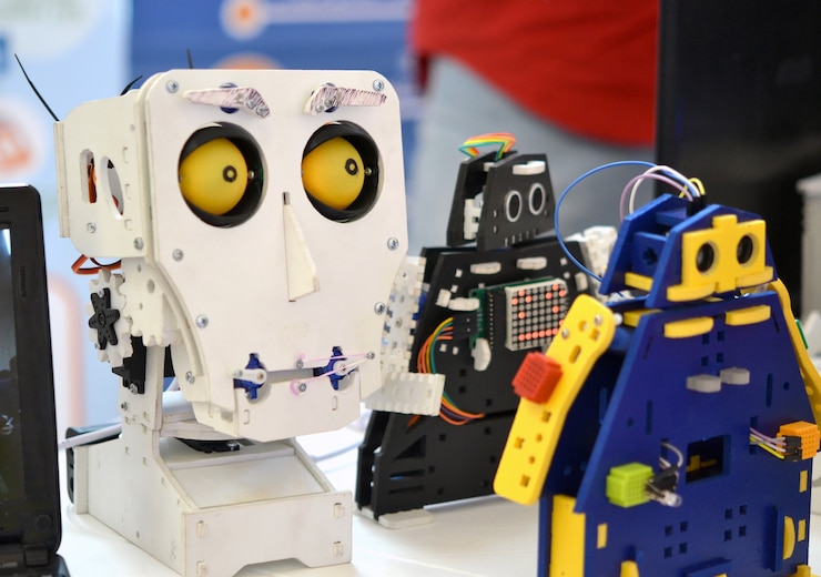 Foto fondo de automatización de concepto de primer plano de prototipos de robots de juguete