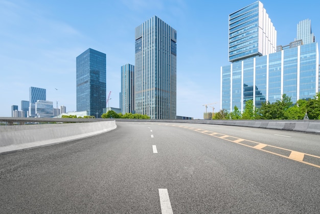 Fondo de autopista y horizonte urbano.