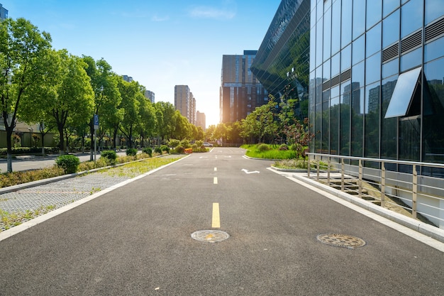 Foto fondo de autopista y horizonte urbano.