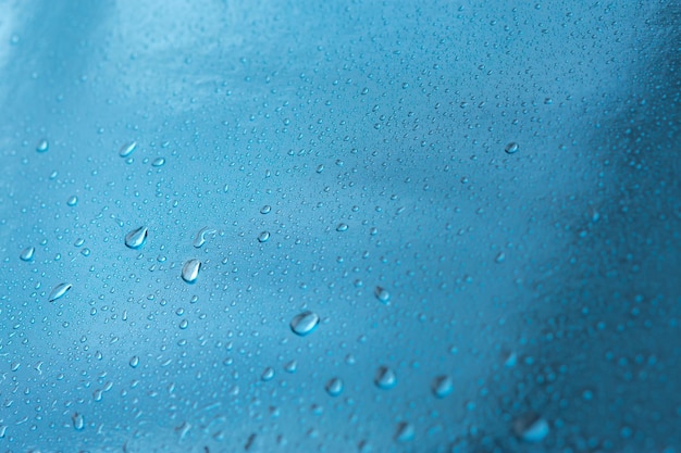 Fondo azul abstracto con gotas de lluvia y hermoso bokeh