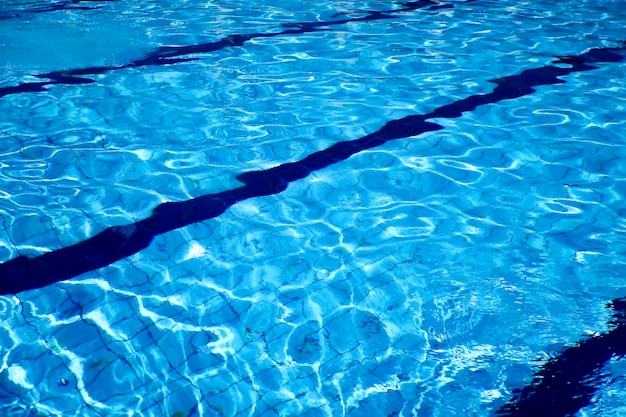 Fondo azul del agua de la ondulación, piscina azul de la superficie del agua