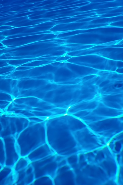 Fondo azul del agua de la ondulación, reflejo del sol del agua de la piscina