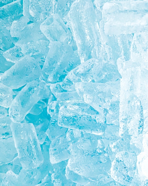 Un fondo azul con botellas de hielo y la palabra hielo.