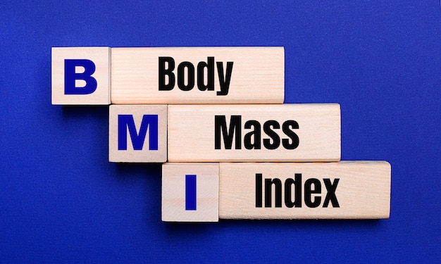 Foto en un fondo azul brillante, bloques y cubos de madera clara con el texto índice de masa corporal imc