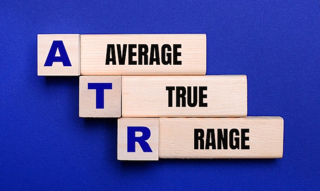 En un fondo azul brillante, bloques y cubos de madera claros con el texto ATR Average True Range