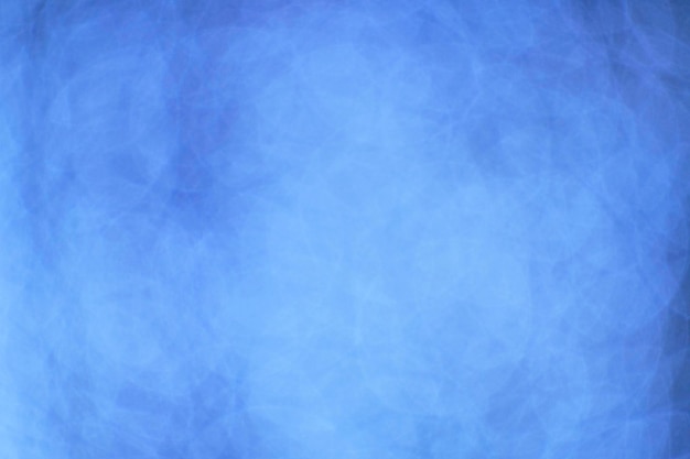 Fondo azul brumoso abstracto con neblina ligera