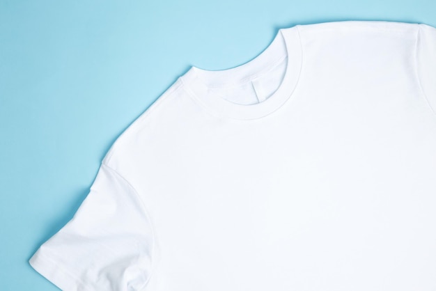 Fondo azul de camiseta blanca plegada básica Maqueta para camiseta de marca Espacio de copia