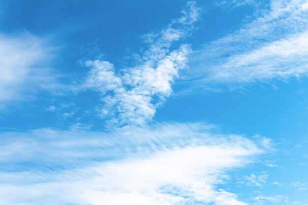 Fondo azul de cielo con nubes blancas