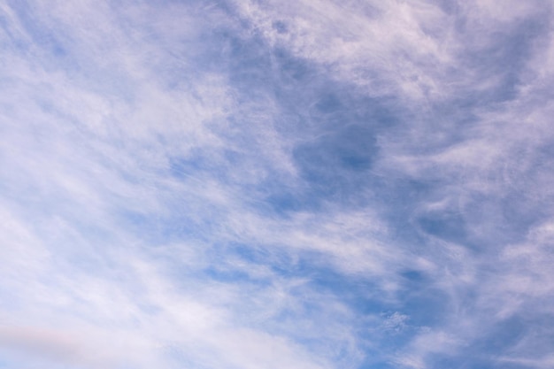 Fondo azul de cielo con nubes blancas