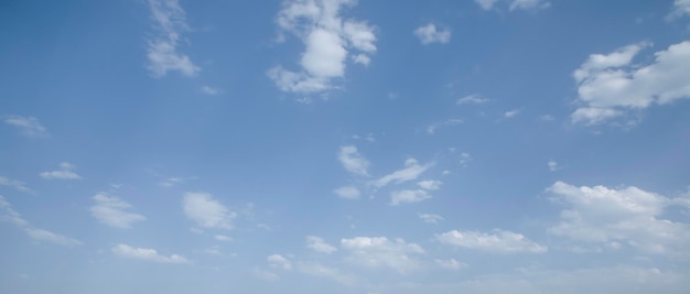 Fondo azul de cielo con nubes blancas