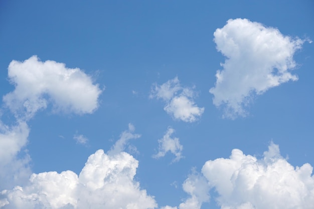 Fondo azul de cielo con nubes blancas