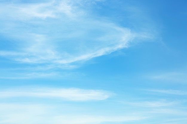 Foto fondo azul de cielo con nubes blancas