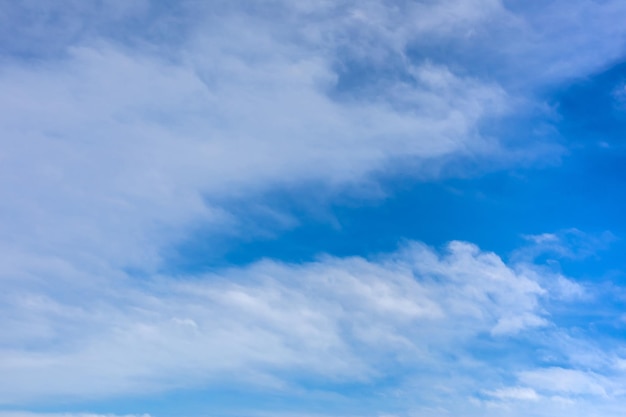 Fondo azul de cielo con nubes blancas