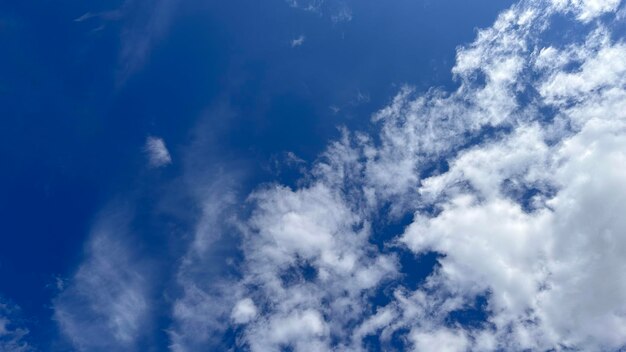 Fondo azul de cielo con nubes blancas