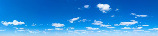 Fondo azul del cielo con pequeñas nubes Fondo panorámico