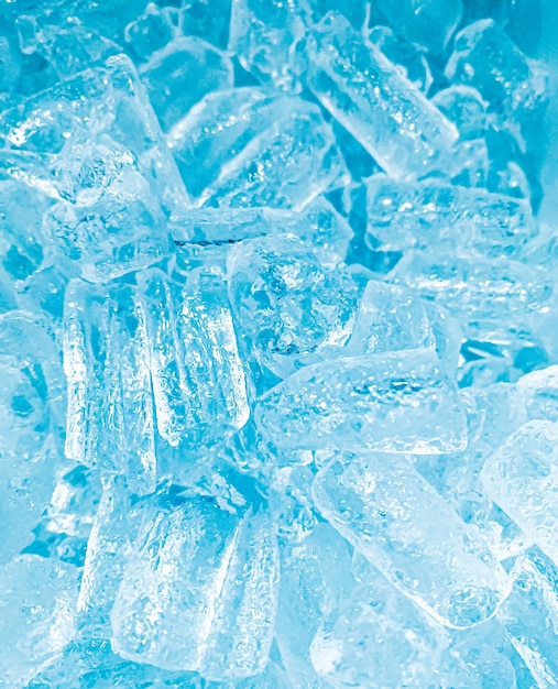 Un fondo azul con hielo y un montón de hielo.