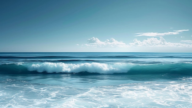 Un fondo azul limpio con ondas sutiles captura la esencia de una escapada a la orilla del mar