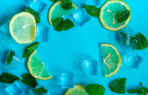 Fondo azul con menta limón y cubitos de hielo Enfoque selectivo