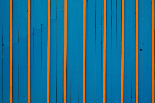 Fondo azul naranja madera pintada envejecida pared con líneas de pintura