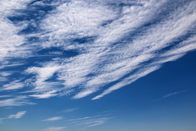 fondo azul natural del cielo con nubes blancas