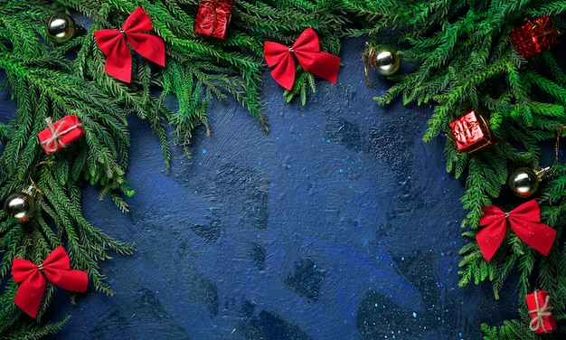 Fondo azul oscuro Espacio vacío. Ramas de los árboles de Navidad y decoración.