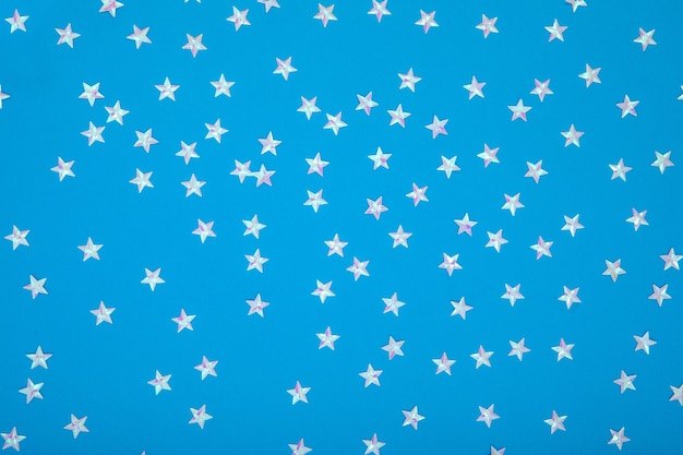 Fondo azul oscuro de moda festiva estrellas metálicas plateadas