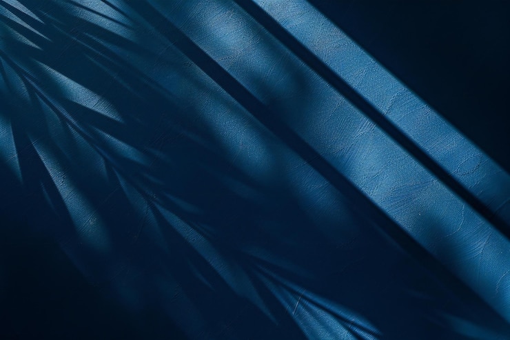 Fondo azul oscuro textura lisa y plana con luz que brilla en él desde la esquina superior derecha