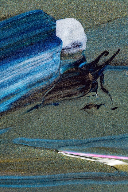 Fondo azul oscuro con texturas de pintura índigo. Textura de brillo y colores oscuros sobre un fondo brillante. Minimalismo