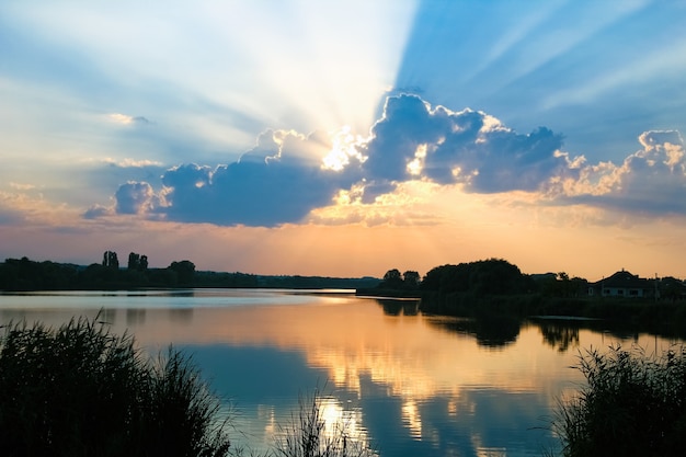 Fondo azul de la reflexión del cielo del atardecer