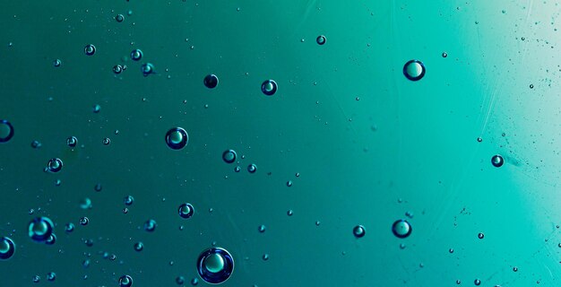 Un fondo azul y verde con gotas de agua.