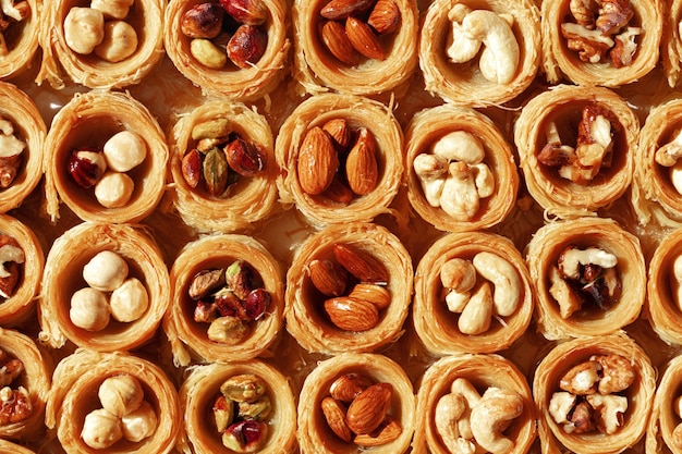 Fondo de baklava de postre árabe tradicional con miel y nueces