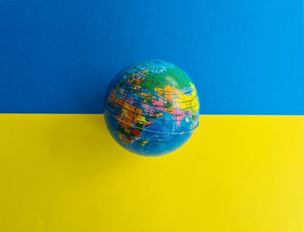 Fondo de bandera ucraniana de globo terráqueo azul y amarillo