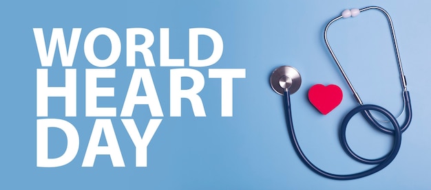 Fondo de banner del día mundial del corazón. Corazón como símbolo de salud, tratamiento, caridad, donación y cardiología sobre un fondo azul con un estatoscopio médico.