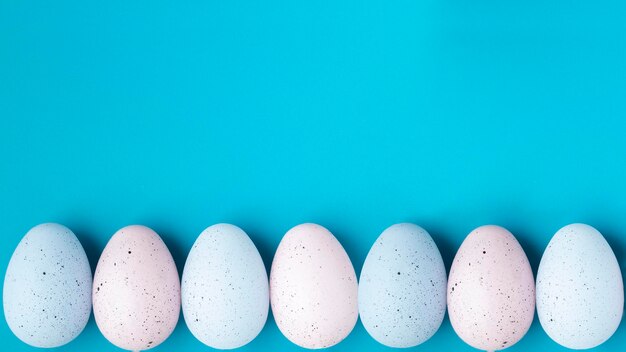 Fondo de banner de Pascua con coloridos huevos de Pascua en azul con vista superior de espacio de copia