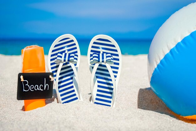 Un fondo de banner de vacaciones de verano en la playa Chanclas y sombrero con