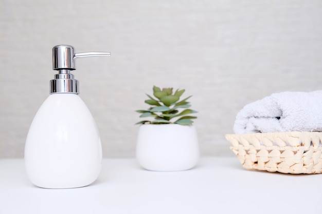 Foto fondo de baño, accesorios de baño para el cuidado de las manos y el cuerpo.