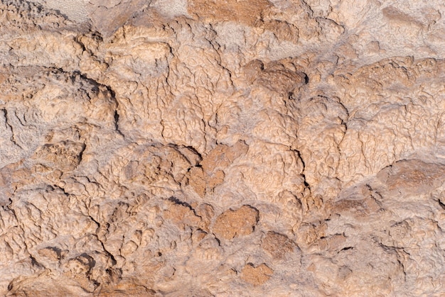 Fondo - barro en un canal de arcilla seca de una corriente de agua