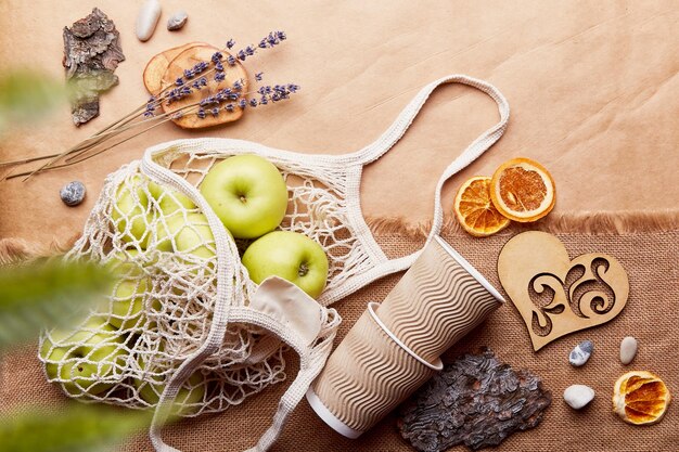 Fondo de basura cero libre de plástico ecológico natural Bolsa de compras ecológica con manzanas lavanda seca y vasos de papel en papel arrugado Estilo de vida sostenible